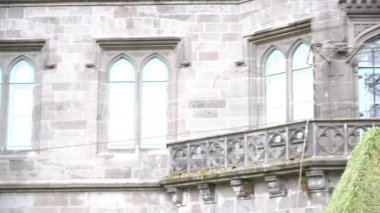 Karlstejn Kalesi 'nin etrafında kamera uçuşu. Avrupa