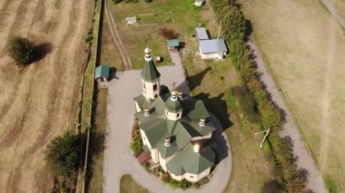 Gotik katedral, hava manzarası, insansız hava aracı saldırısı.