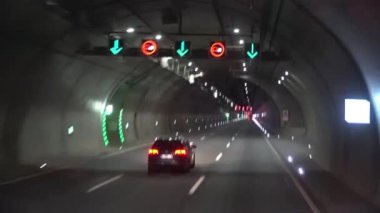 Gece kış yolunda kırmızı hızlanma hareketi