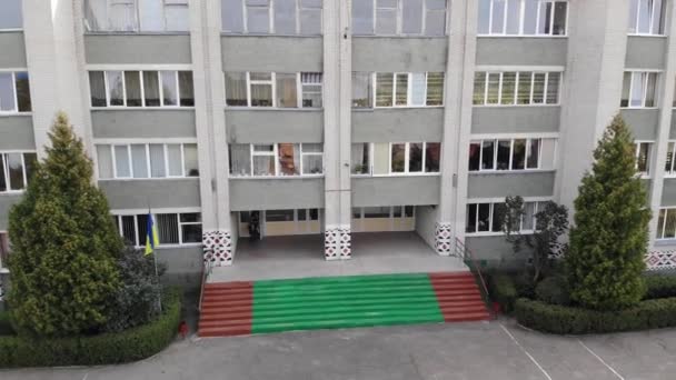 Luftaufnahmen Von Schulgebäude Und Schulhof — Stockvideo