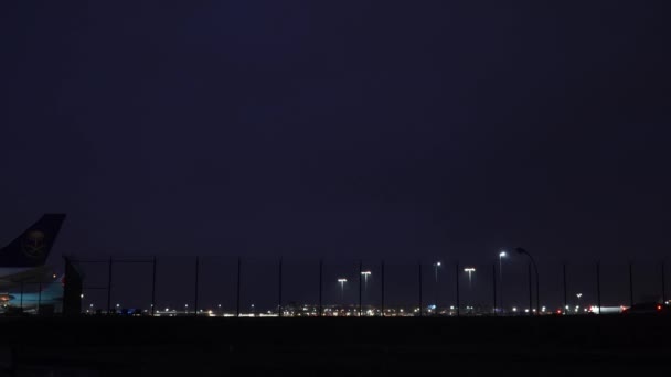 Аэропорт ночью Германия Франкфурт / Майн 02-04-2019 — стоковое видео