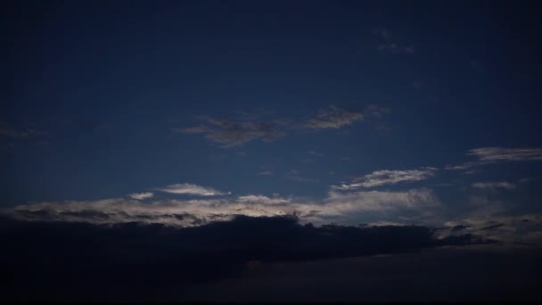 Θέα Του Βραδινού Ουρανού Λευκά Σύννεφα — Αρχείο Βίντεο
