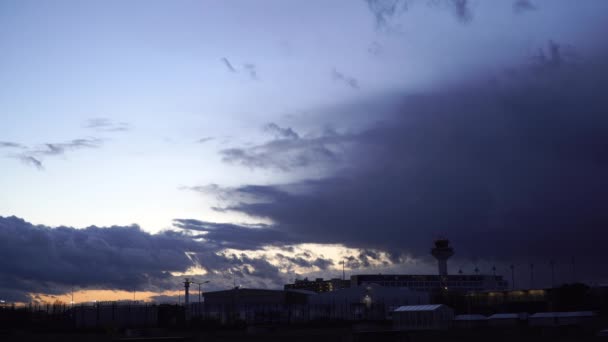 Aéroport nuit Allemagne Francfort-sur-le-Main 02-04-2019 — Video