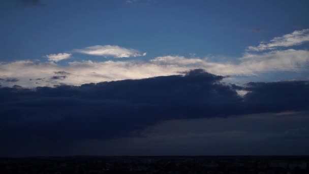 Θέα Του Βραδινού Ουρανού Λευκά Σύννεφα — Αρχείο Βίντεο