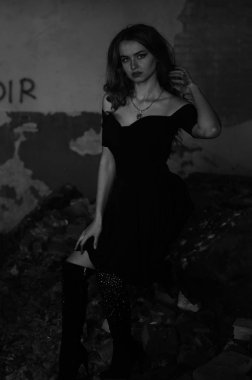 Genç, güzel, kısa saçlı, siyah elbiseli sarışın kadın.