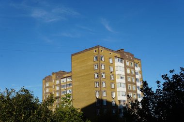 Modern condominium binada çok etate mavi gökyüzü ile şehir
