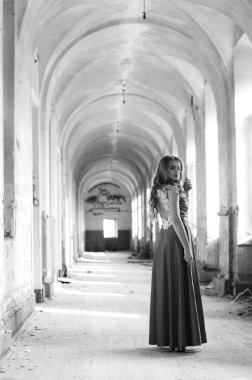 Genç, güzel, kısa saçlı, siyah elbiseli sarışın kadın.