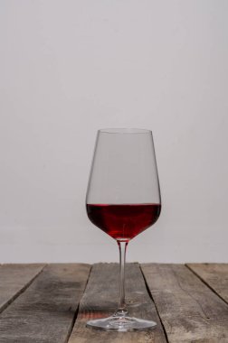 Kopya alanı ile ahşap arka plan üzerinde boş beyaz çanak ve beyaz masa örtüsü üst görünümü