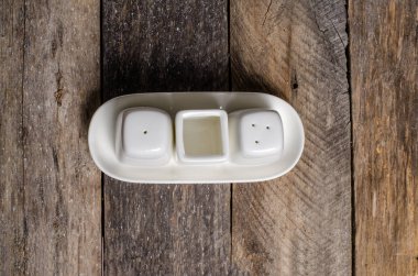 Ahşap arka plan üzerinde lavanta çiçekli güzel sofra