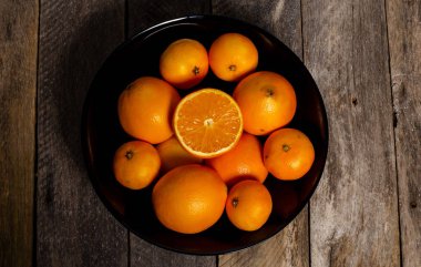 Kopya alanı ile ahşap arka plan üzerinde boş beyaz çanak ve beyaz masa örtüsü üst görünümü