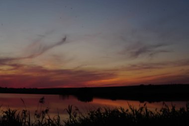 Renkli günbatımı okyanus üzerinde Maldivler