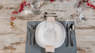 ahşap masa üzerindeki beyaz tabak tablo ayarı.