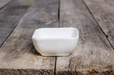 Ahşap arka plan üzerinde lavanta çiçekli güzel sofra