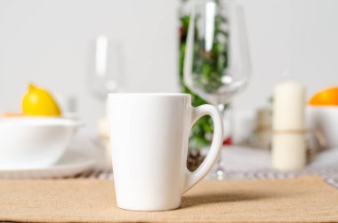 Ahşap arka plan üzerinde lavanta çiçekli güzel sofra