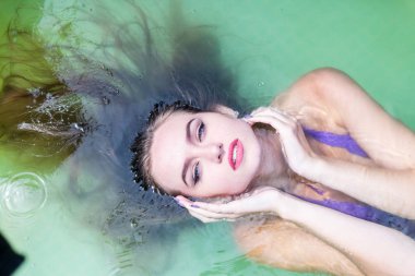 Islak modeli duş alır ve giyim, ıslak giyim, kadın, ıslak bak sauna ve yüzme havuzunda yüzüyor