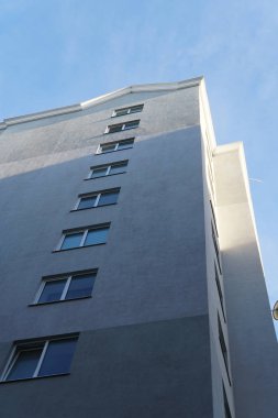Modern condominium binada çok etate mavi gökyüzü ile şehir