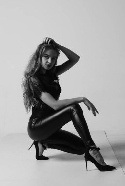 Kot pantolon ve iç çamaşırlı güzel seksi kadın pencerenin yanında duruyor.