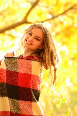 Genç güzel kadın fotoğrafı açık moda sonbahar çevrili 