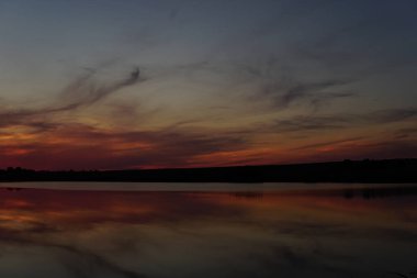 Renkli günbatımı okyanus üzerinde Maldivler