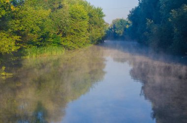 Sabahın erken saatlerinde nehirde sis ve su yüzeyi..