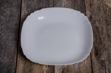 Ahşap arka plan üzerinde lavanta çiçekli güzel sofra