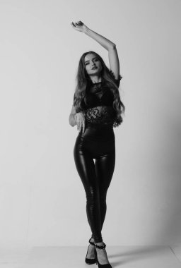 Kot pantolon ve iç çamaşırlı güzel seksi kadın Windo 'nun yanında duruyor.