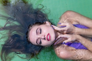 Islak modeli duş alır ve giyim, ıslak giyim, kadın, ıslak bak sauna ve yüzme havuzunda yüzüyor