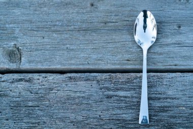 bıçak ve çatal ahşap arka plan üzerinde. Çatal bıçak takımı ahşap üzerinde.