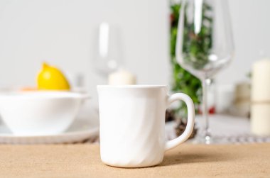 Ahşap arka plan üzerinde lavanta çiçekli güzel sofra