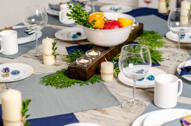 Ahşap arka plan üzerinde lavanta çiçekli güzel sofra