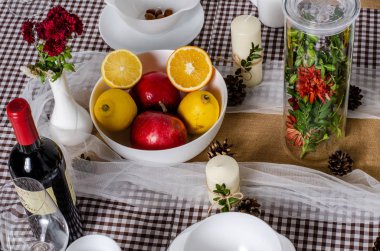 Ahşap arka plan üzerinde lavanta çiçekli güzel sofra