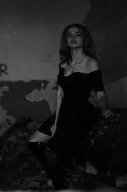 Genç, güzel, kısa saçlı, siyah elbiseli sarışın kadın.