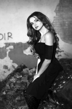 Genç, güzel, kısa saçlı, siyah elbiseli sarışın kadın.