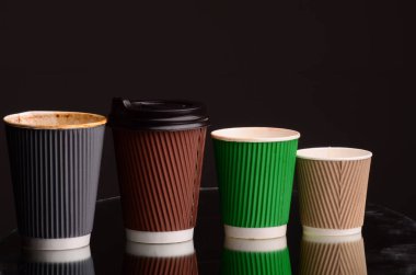 Kahve dükkanında kağıt kahve fincanı..