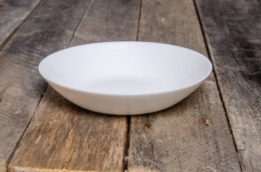 Ahşap arka plan üzerinde lavanta çiçekli güzel sofra