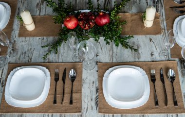 Ahşap arka plan üzerinde lavanta çiçekli güzel sofra