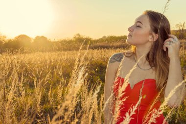 Bir kadın bir sonbahar Park bir kamera önünde poz. Sonbahar fotoğraf çekimi. Sonbahar Park.