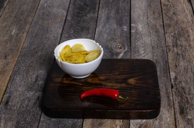 Ahşap arka plan üzerinde lavanta çiçekli güzel sofra