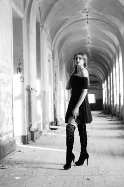 Genç, güzel, kısa saçlı, siyah elbiseli sarışın kadın.