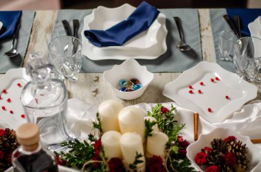 Ahşap arka plan üzerinde lavanta çiçekli güzel sofra