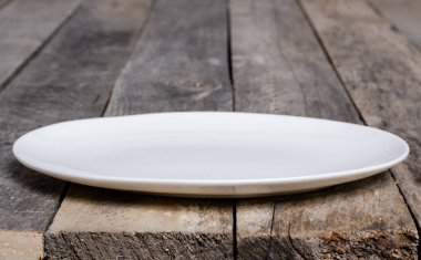 Ahşap arka plan üzerinde lavanta çiçekli güzel sofra