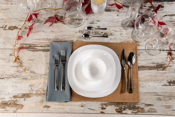 Configuração de mesa placa branca na mesa de madeira . — Fotografia de Stock