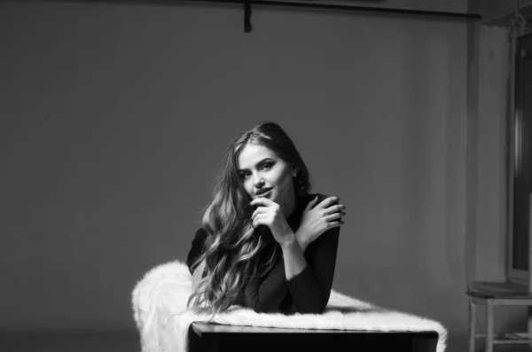 Mujer joven y sexy con gran pecho. Chica posando en la pared negra en el estudio . —  Fotos de Stock