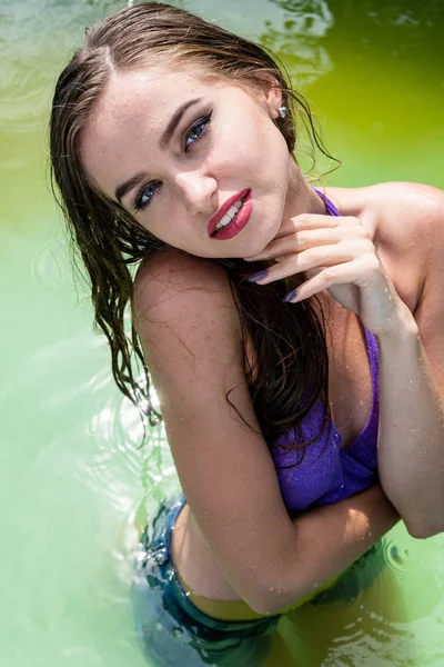 Nedves modell veszi egy zuhany, és úszik ruhák, nedves ruhák, nedves megjelenés női, szauna és uszoda — Stock Fotó