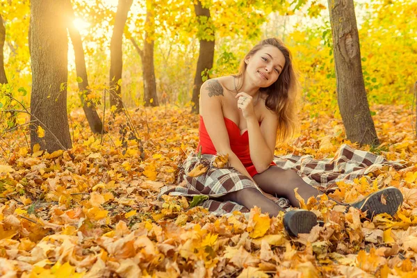 Una mujer posa delante de una cámara en un parque de otoño. sesión de fotos de otoño. Otoño en el parque . —  Fotos de Stock