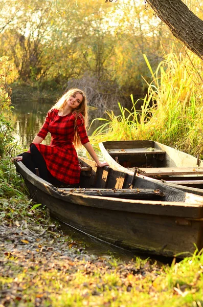 Foto de moda ao ar livre de jovem bela senhora cercada outono — Fotografia de Stock