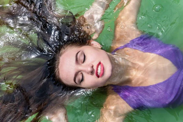 Мокра модель приймає душ і плаває в одязі, мокрій одязі, вологому погляді жіночій, сауні та басейні — стокове фото