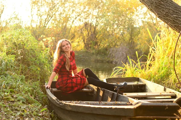秋の葉に囲まれた若い美しい女性の屋外ファッション写真 — ストック写真