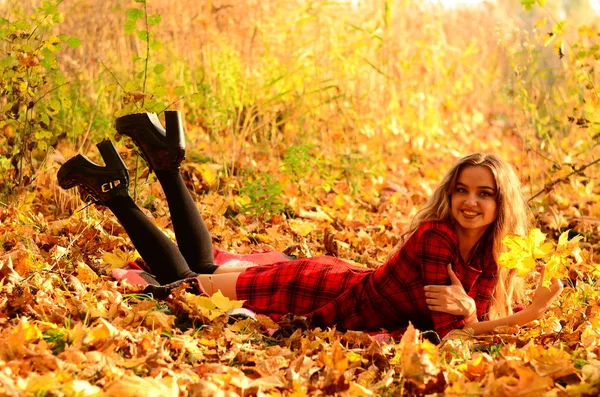 Foto di moda all'aperto di giovane bella signora circondato foglie di autunno — Foto Stock