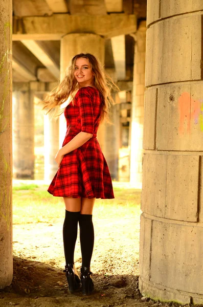 Foto de moda ao ar livre de jovem bela senhora cercada outono — Fotografia de Stock